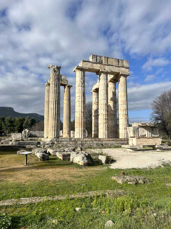 Nemea-le-temple-de-Zeus-en-reconstruction