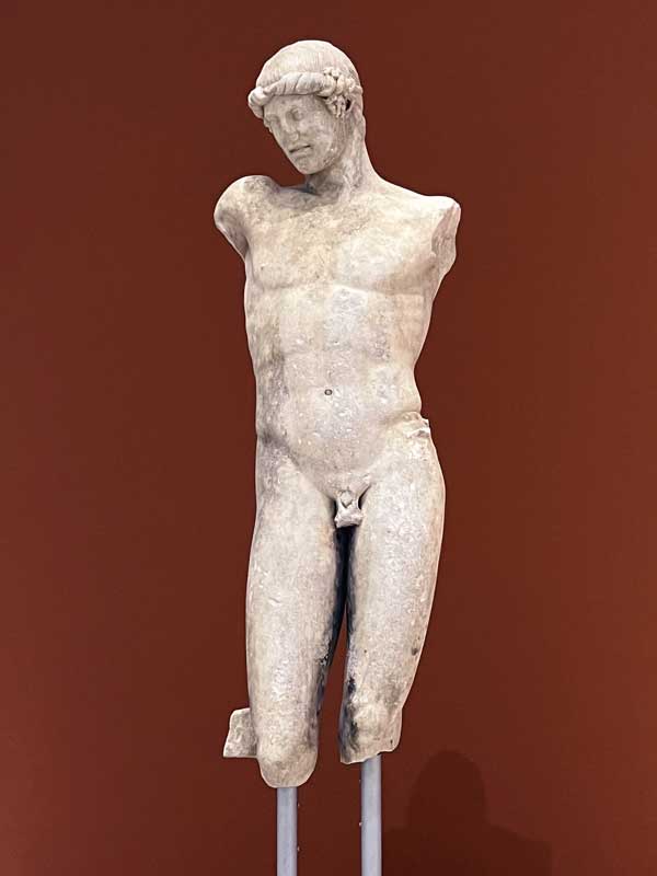 Torse-d'un-jeune-homme-(Apollon?)-copie-romaine-d'un-original-grec-1er-s.-av.-JC.