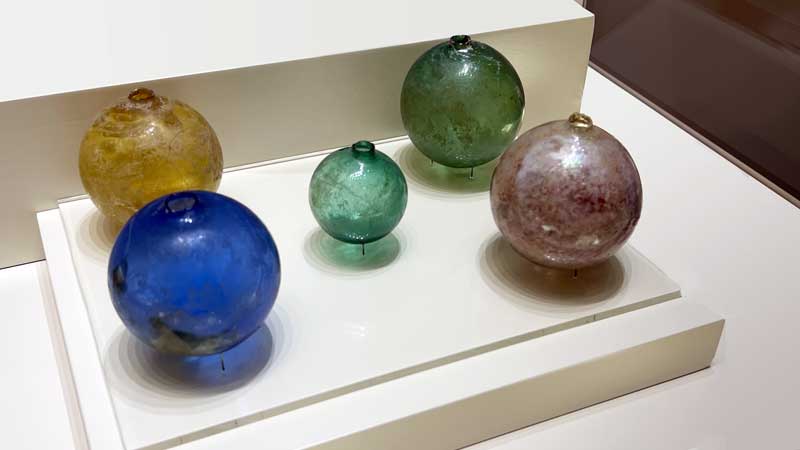 Unguentaria-globulaires-en-verre-de-diverses-couleurs---Patras,-romain-1e.s.ap.J