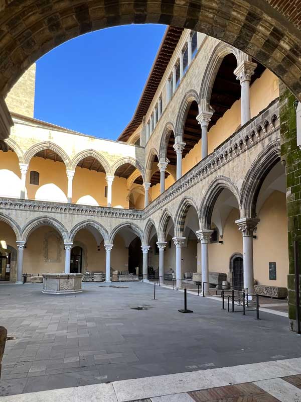 La grande cour centrale du Palazzo Vitteleschi