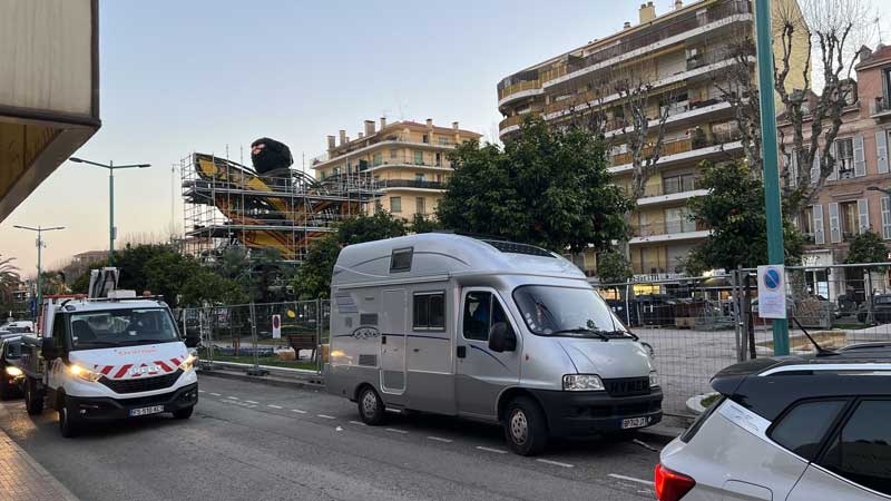 Bivouac-au-bord-du-Jardin-Bioves au centre de
                    Menton