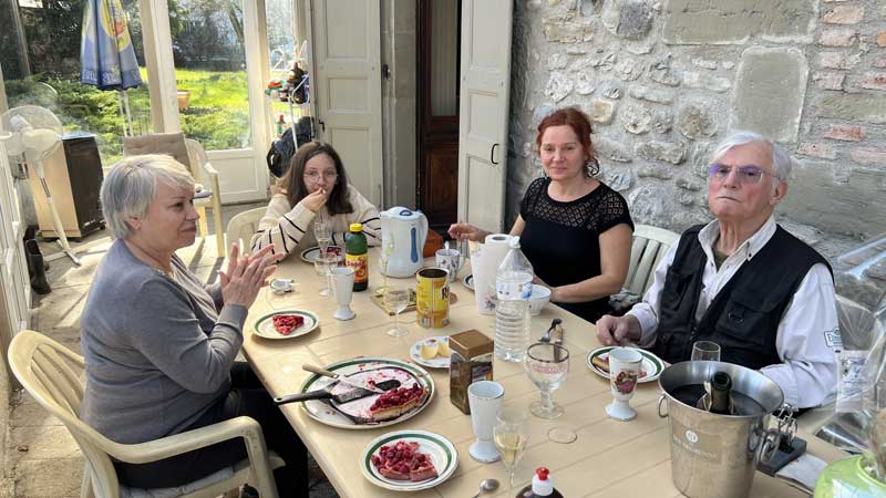 Rumilly-Les-Huttins : à table dans la veranda :
                  Monique, Daphne, Sophie et Jean-Claude G.