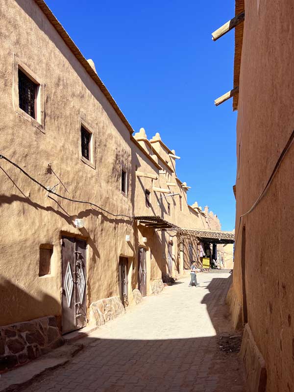 Ouarzazate :
                  ruelle de Taourirte