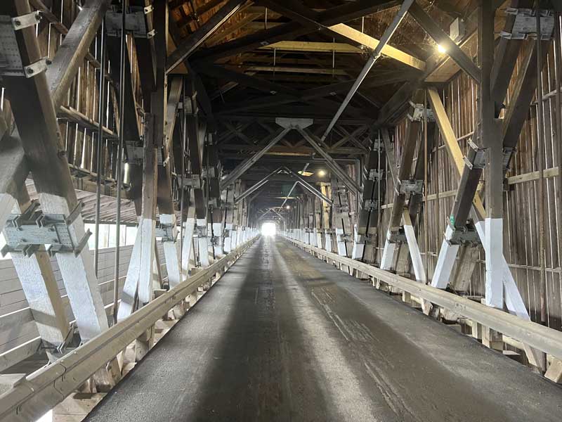 Hartland : le-pont couvert à mi-parcours