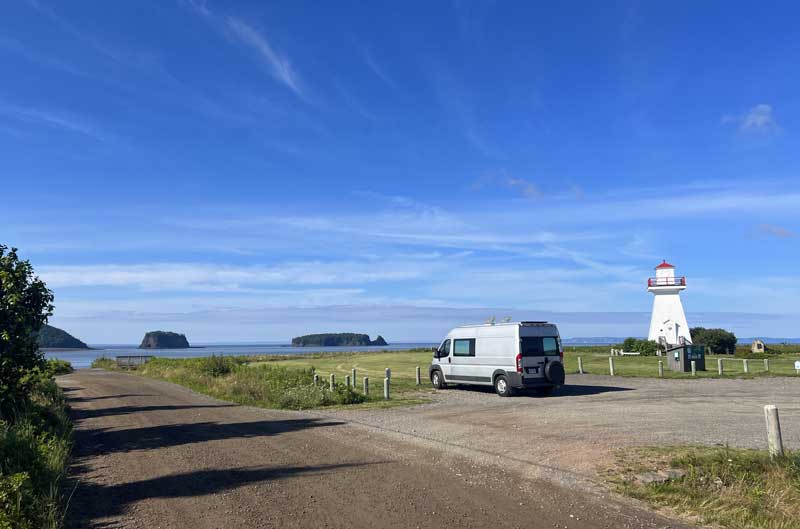 Bivouac-devant-le-phare de Five-Islands au
                    matin
