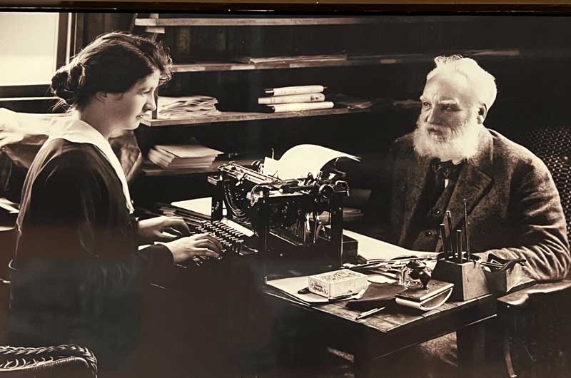 Alexander Graham Bell avec sa secretaire et
                      assitante Catherine MacKenzie