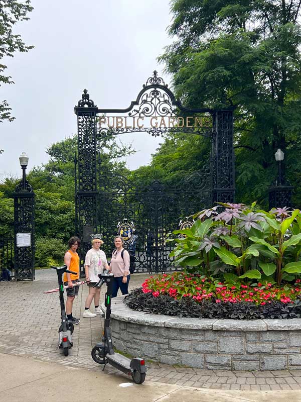 À
                  l'entrée des Public Garden d'Halifax