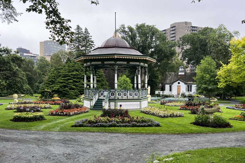Halifax Public Garden : Bandstand et ses
                  plates-bandes