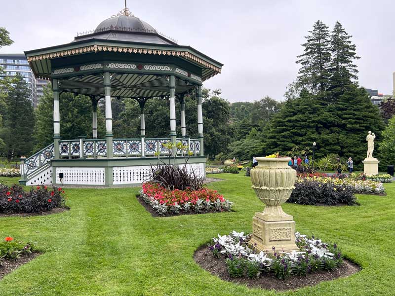Halifax-Public-Gardens : Bandstand, potiches et
                  statues