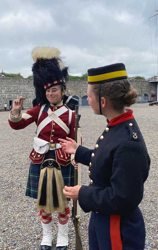 Guide
                  et soldat en grand uniforme