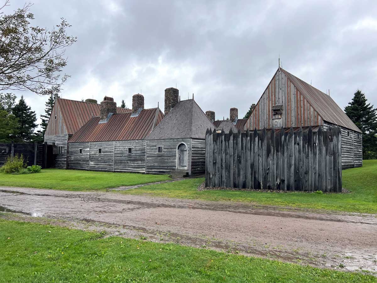 L'Habitation depusi la route d'accès au dessus du
            Bassin d,Annapolis