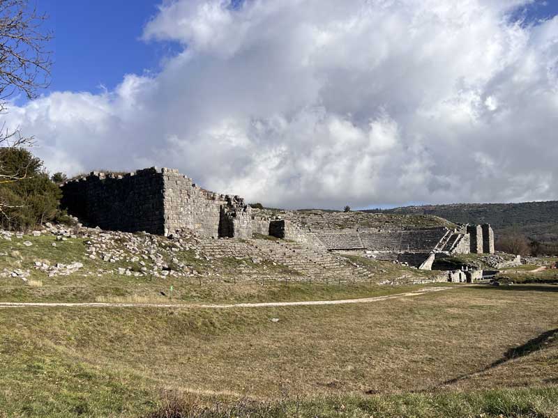 Dodoni-le-theatre-a-l'entree-du-site.