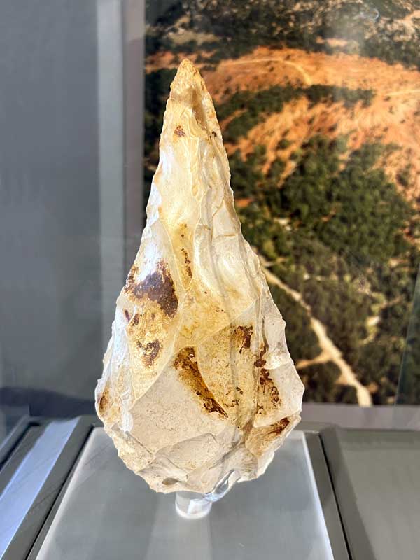 Ioannina-Musee-archeologique-Grand-silex-biface-('hand-axe')-Paleolithique-recent