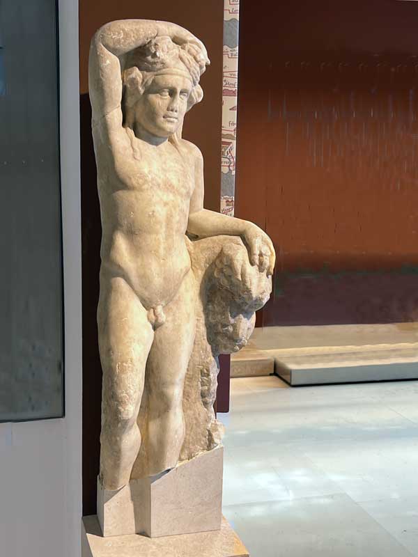 Musée archéologique de Ioannina :
                    piedestal-de-table -figurant Dionyso
                    (époque-romaine