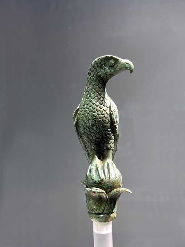 2024-0118-097-Ioannina-Aigle-en-bronze,-Epi-de-sceptre-provenant-probablement-d'une-statue-de-Zeus.-Dodoni,-près-du-temple-d'Aphrodite-Archaïque-début-classique-(fin-VIe-début-Ve-sièle-av.JC).jpg