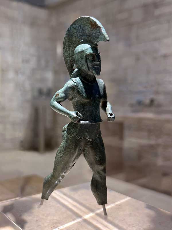 Musée archéologique de Ioannina : Guerrier en
                    bronze courant