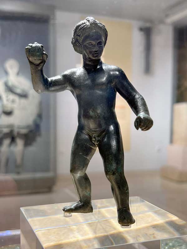 Ioannina :Enfant lancant une balle (petit
                    bronze)