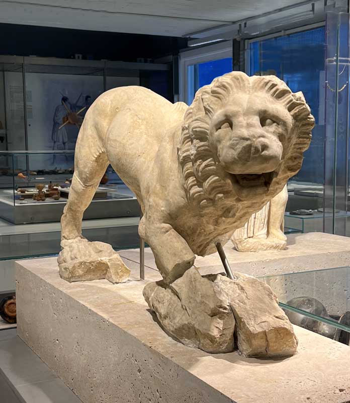 Musée archéologique de Ioannina- Le lion-en-marbre de
            Mihalitsi (4e-s.-apr.-J.-C.)