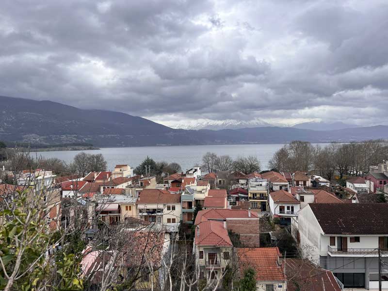 Depuis la terrasse du Musée archéologique de
                    Ioannina,la ville au bord du lac Pamvotis