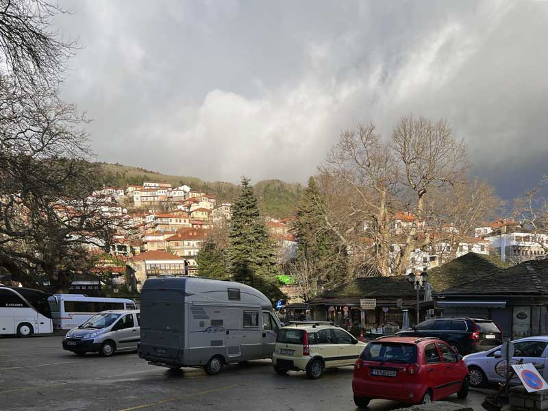 Bivouac à Metsovo sur la grande palce
                      centrale