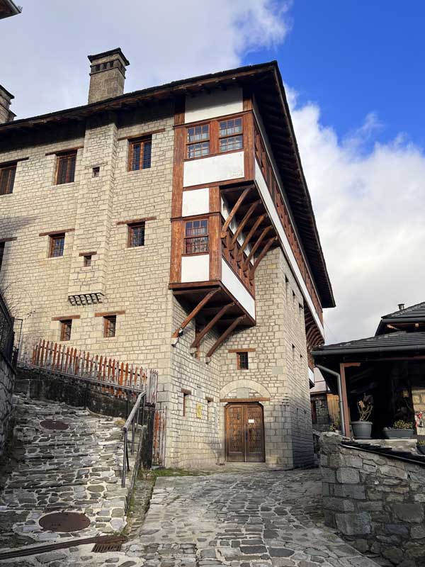 Metsovo : Musee d'Art Populaire dans le
                      manoir Tossizza