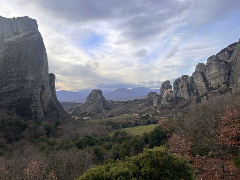 Meteores vue générale depuis la route circulaire