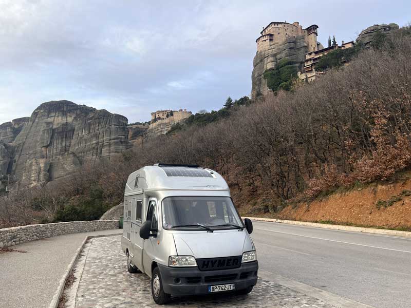 Meteores-Exsis-au-pied-de-Roussianou-et-Varlam-au-fond