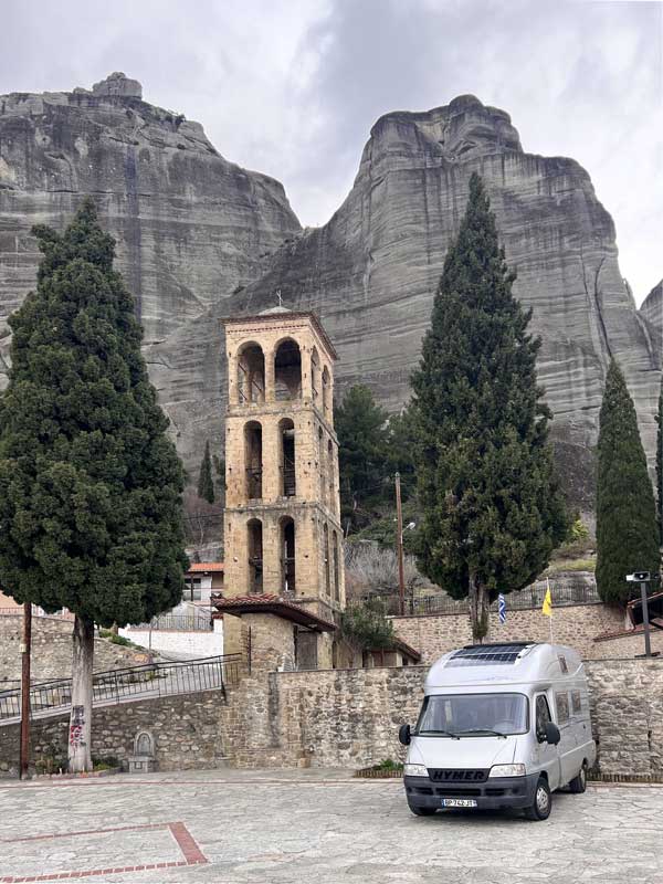 Kalambaka-devant-la-cathedrale-de-l'Assomption-de-Marie