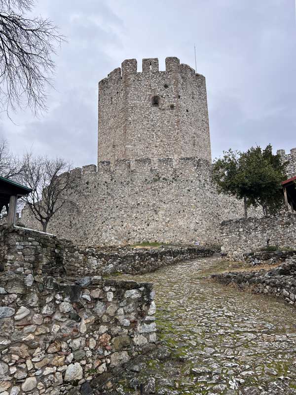 Chateau byzantin de Platamonas : le donjon
                    depuis l,'entrée