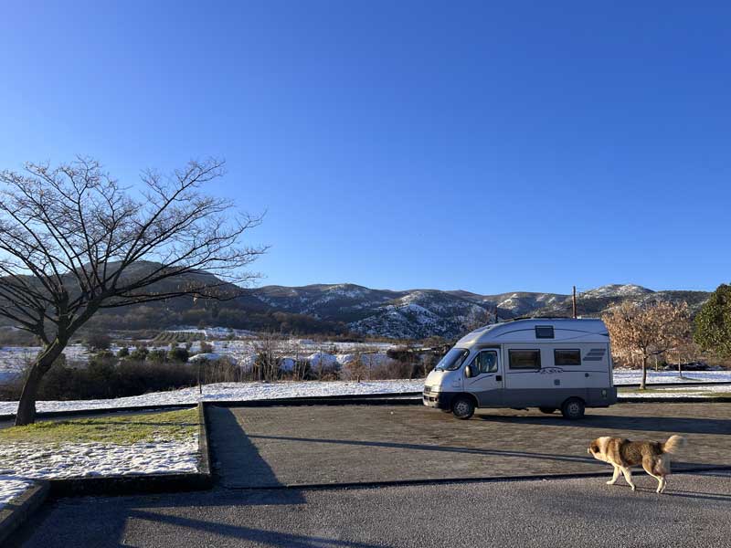 Vergina-bivouac-sur-le-parking.