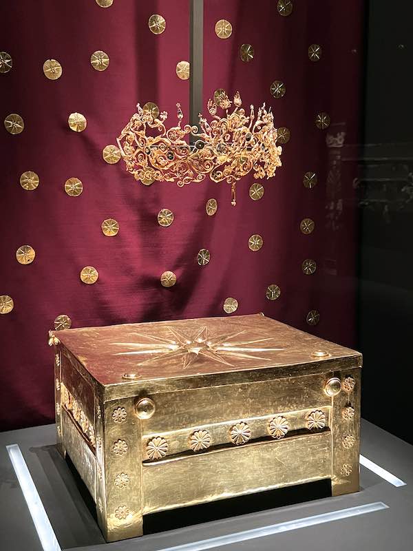 Vergina Larnax d'or contenant les ossements de la
                  jeune épouse royale, probablement la princesse thrace
                  Méda qui suivit Philippe dans les enfers Il était
                  dans le sarcophage de marbre dans l'antichambre de la
                  tombe (336 av. J.-C.)