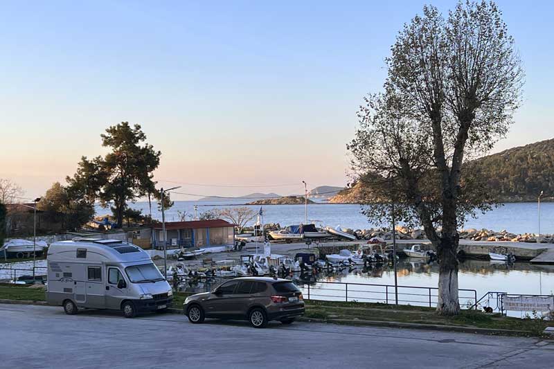 Kavala bivouac devant le port