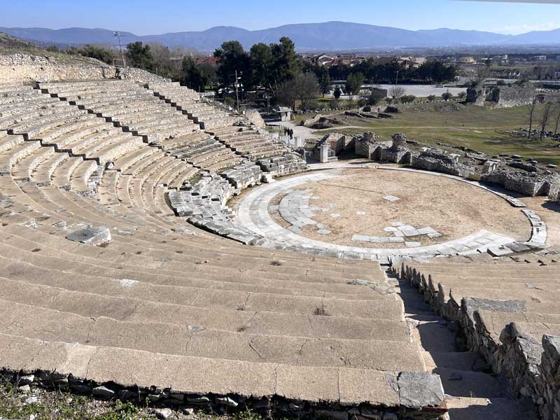 Philippi
                  cavea du theatre et orchestre du théâtre depuis les
                  gradins