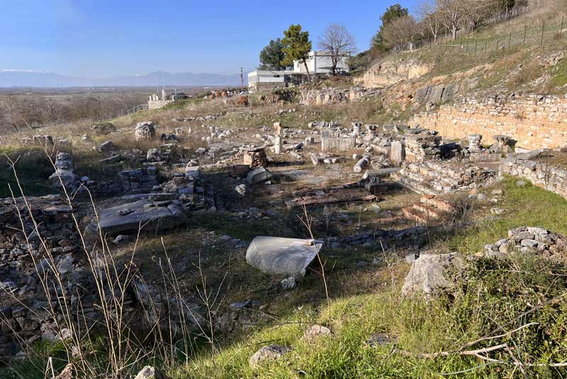 En
                  montant vers le musée les restes de la basilica C