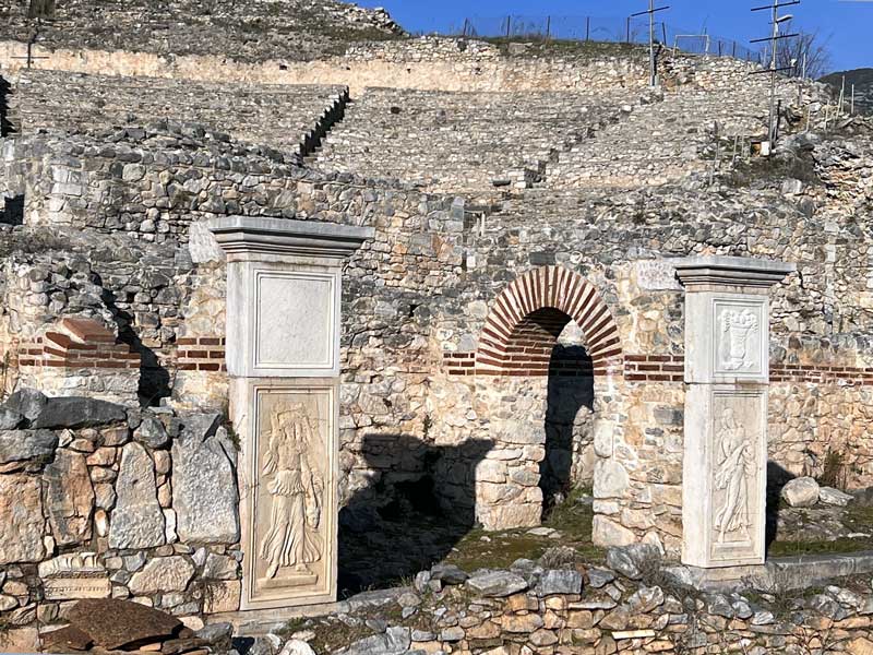 Théatre de Philippi : piliers sculptés de Ménades
                  encadrant le passage sous la scène