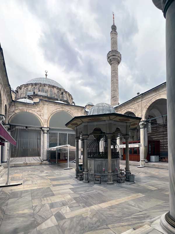 Laleli-Camii : sardivan (fontaine d'ablutions)
                    et minaret