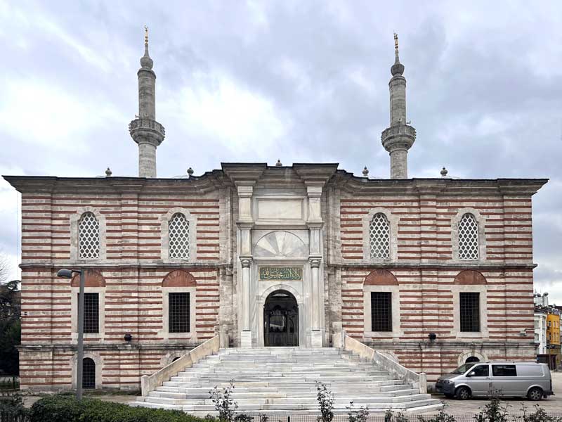 facade-N-O-et-entree-dans-la-cour-de-Laleli-Camii