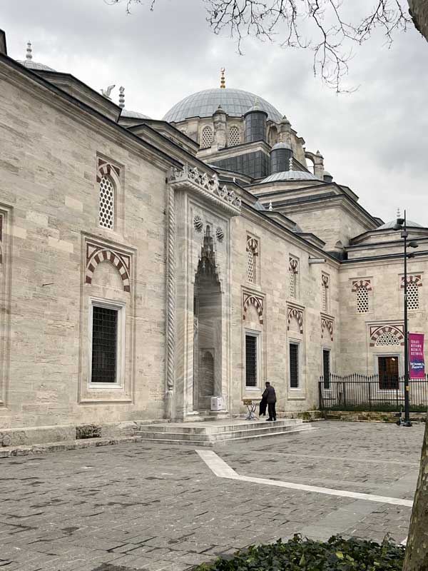 Entrée dans la cour de Beyazit Camii (1506)