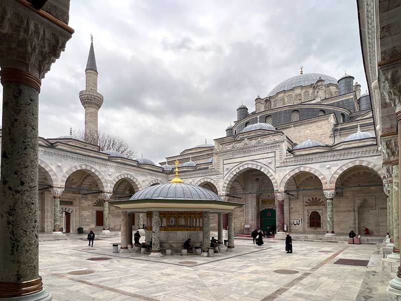 -Istanbul : cour et sarivan de Beyazit Camii
                    (1506)