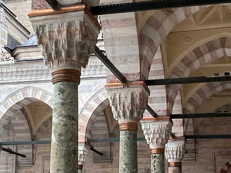 midha-(galerie-des-ablutions)-de-Beyazit-Camii-arcs-et-chapiteaux