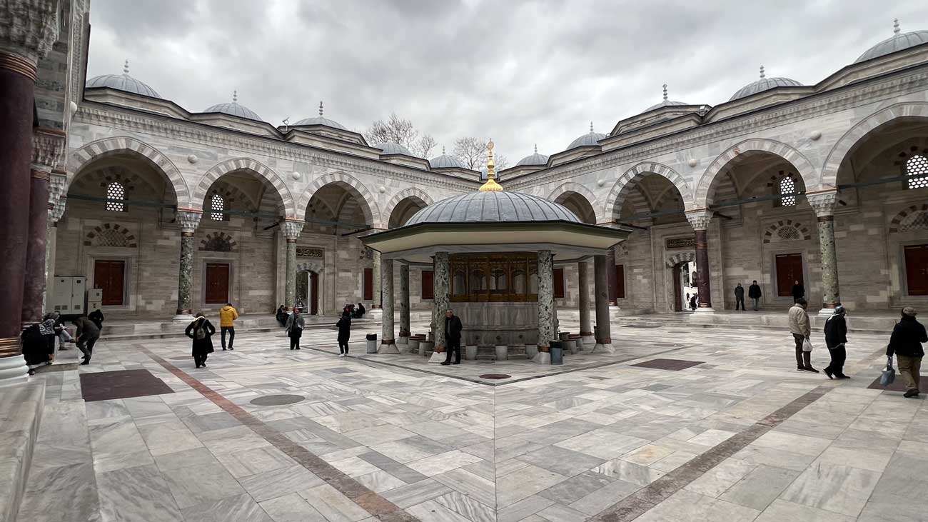 en-sortant-de-Beyazit-Camii-la-cour