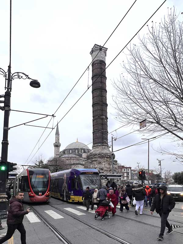 Colonne de Constantin (300) et Corlulu Ali
                    Pasha (1710).