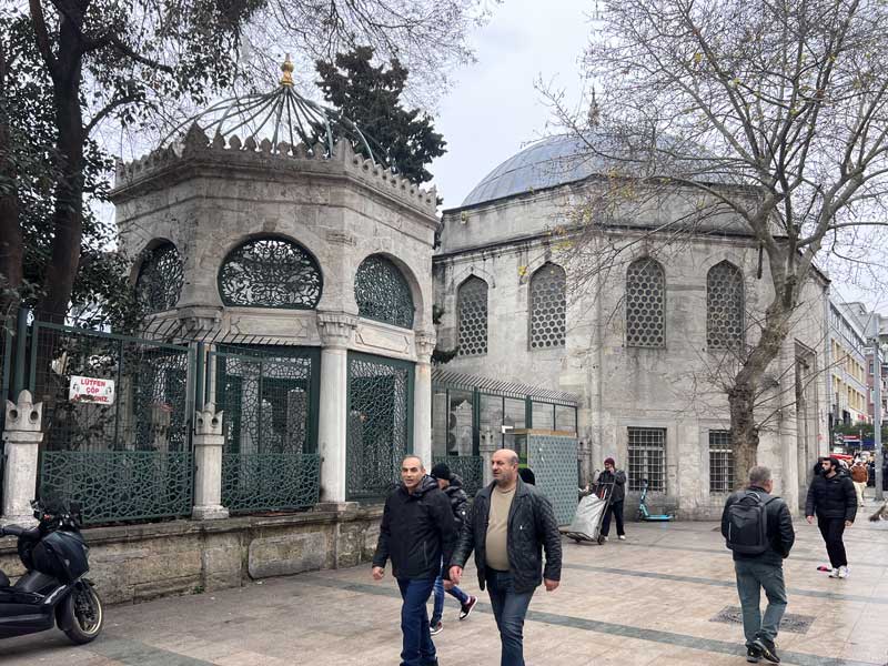 Istanbul Koprulu-Mehmet-Pasha-Camii-sur
                    Divanyolu