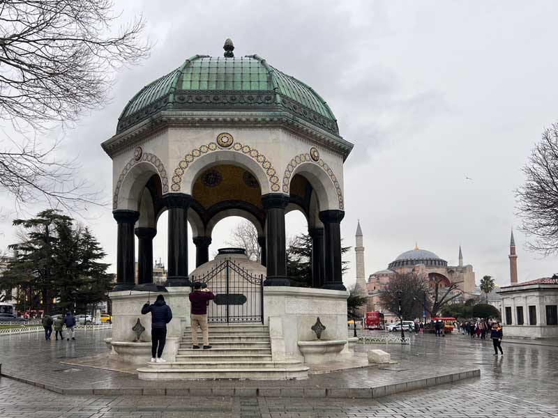 fontaine-offerte-par-le-Kaiser-Guillaume-II-en-1898-et-Ste-Sophie