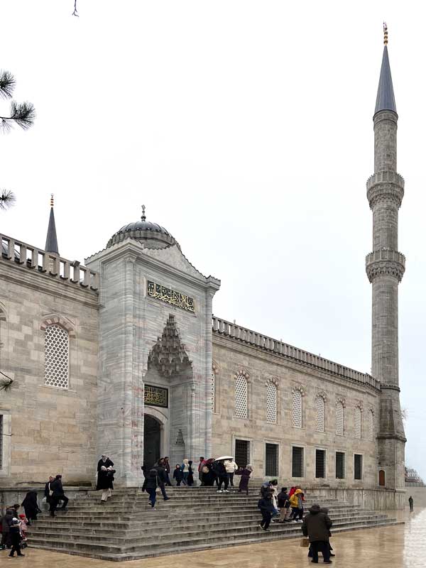 Sultanahmet-Camii-pprtail
                    d'entree-dans-la-cour-de-la-mosquee