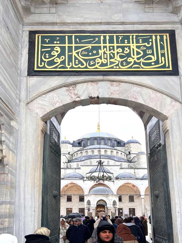 Istanbul-Sultanahmet-Camii-en-passant-la-porte-de-la-cour-(sahn).