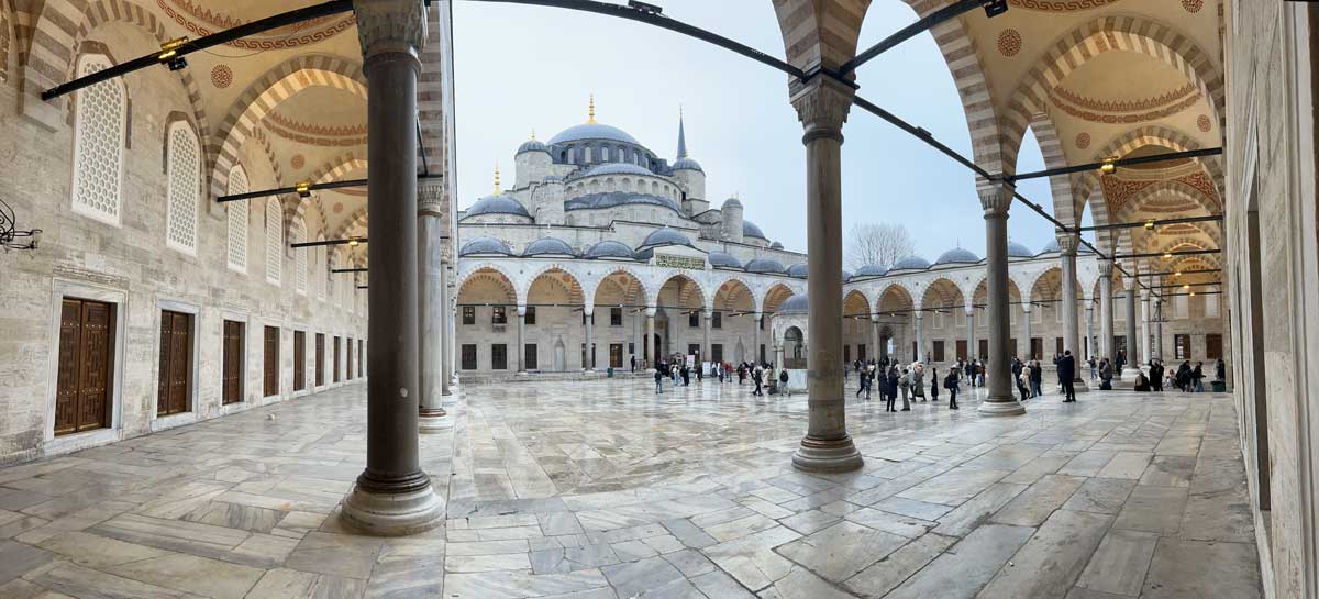 Sultanahmet-Camii-panoramique-sur-la-cour-(sahn)-et-les-galeries-(midha).