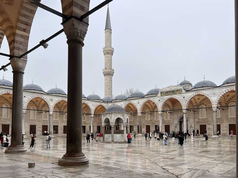 La cour de Sultanahmet-Camii, son sardivan et
                    ses colonnades