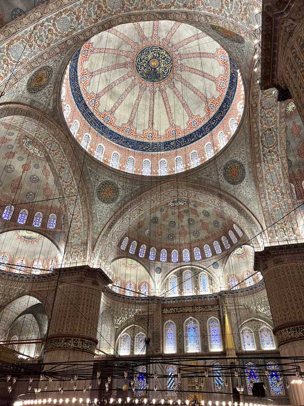 Sultanahmet-Camii : la grande coupole centrale
                    et ses coupoles latérales