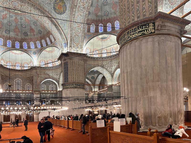 Sultanahmet-Camii : en entrant dans la salle de
                    prière, les énormes piliers <br>«pattes
                    d'éléphant» qui soutiennent la grande
                    coupolecentrale